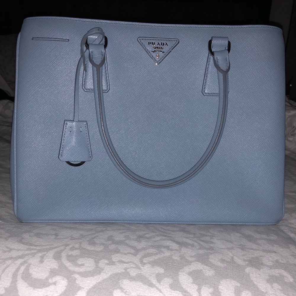 A beauitiful PRADA Handbag (SAFFIANO)